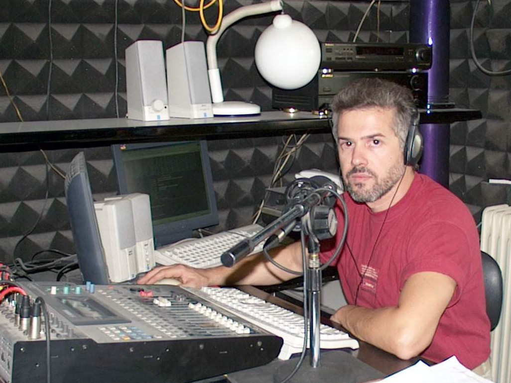 Στην φωτογραφία ο Ζαφείρης Χαλκιάς κάθεται μπροστά στην κονσόλα ράδιο Μύθος 93,4 Στην φωτογραφία ο Ζαφείρης Χαλκιάς κάθεται μπροστά στην κονσόλα ράδιο Μύθος 93,4